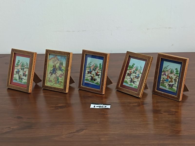 Conjunto de 5 Miniaturas Persas Estilo Oriental con Marcos de Taracea - Escenas de Caza y Guerreros