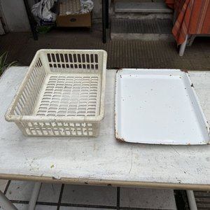 Lote siguiente: Bandeja de metal esmaltado con canasto plástico