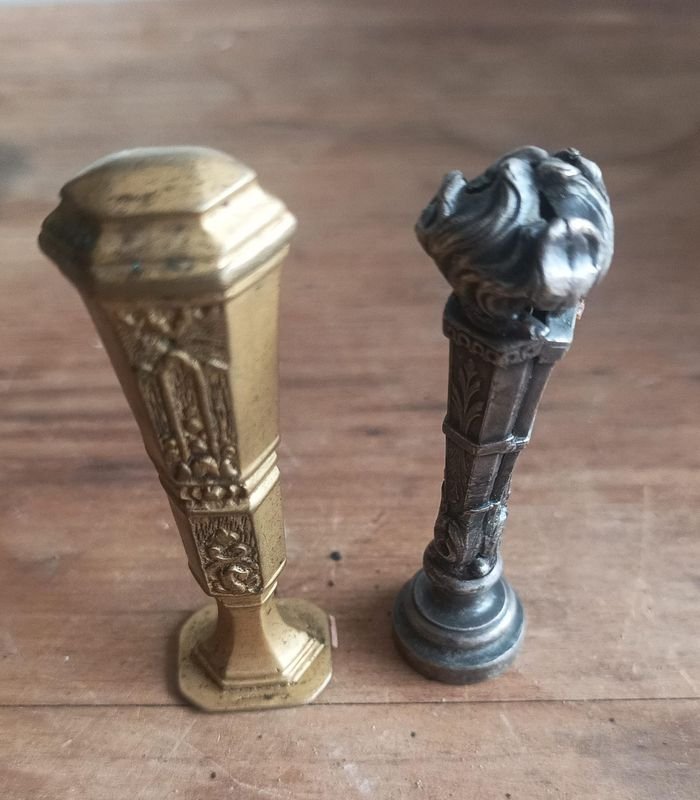Lote anterior: Dos sellos antiguos de bronce y metal en excelente estado