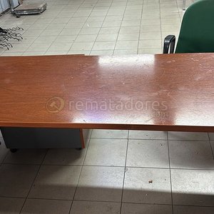 Escritorio Madera Oscura y Silla Gamer Razer Negra con Detalles Verdes - imagen 1