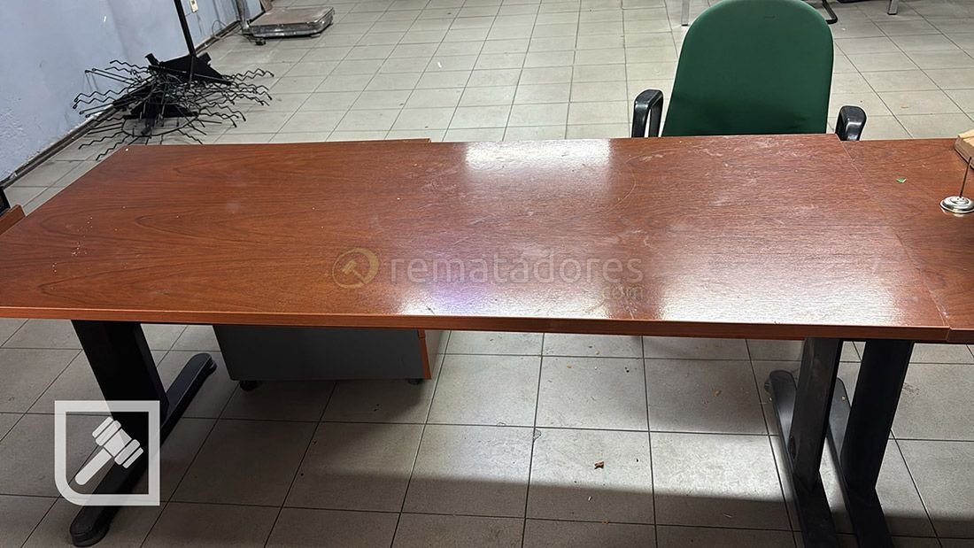 Escritorio Madera Oscura y Silla Gamer Razer Negra con Detalles Verdes