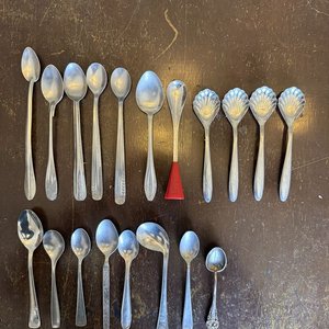 Lote de 19 Cucharas Variadas: Conchas, Mango Rojo y Detalles Ornamentados - imagen 17