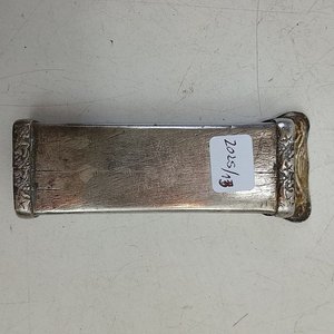 Vaina de Metal con Flores Repujadas y Detalles Dorados - imagen 6