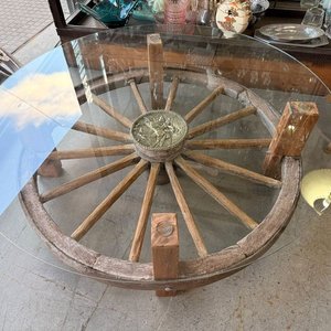 Mesa Ratona Rústica con Rueda de Carro Original y Tapa de Vidrio - imagen 3