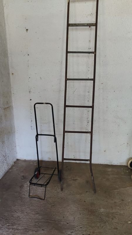 Escalera y Carrito Antiguo con Diseño Clásico - imagen 3