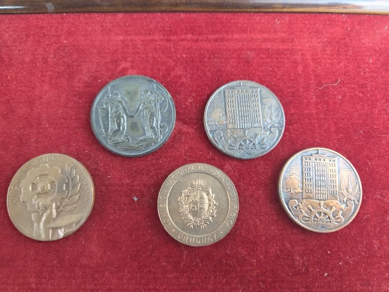 Lote anterior: Medallas conmemorativas Uruguayas - Colección de cinco medallas