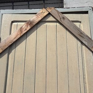 Puerta de Madera Entablerada con Cerradura Antigua - imagen 2
