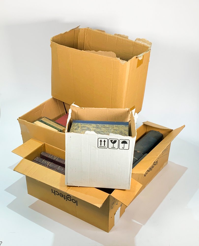 Lote anterior: Libros y cajas de cartón en buen estado
