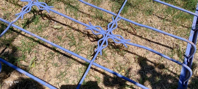 Reja metálica azul para jardín - imagen 2