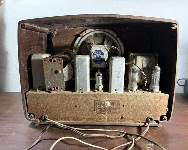 Antigua radio a válvulas marca Lyon Española - Equipos electrónicos - imagen 3