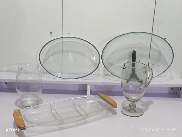 Lote de 5 piezas de bazar: Fuentes de vidrio, jarra, florero y copetinera acrílica - imagen 1