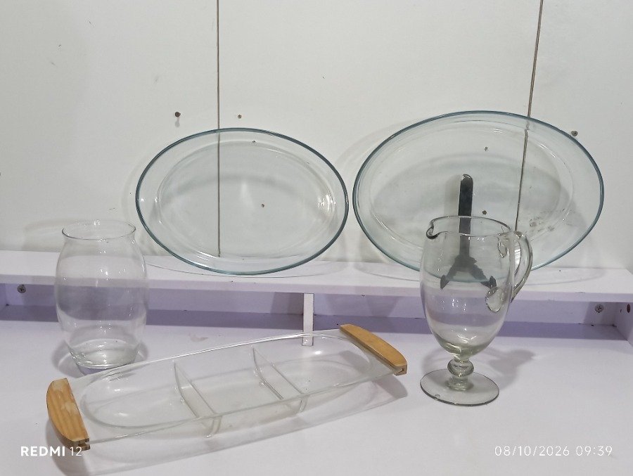Lote de 5 piezas de bazar: Fuentes de vidrio, jarra, florero y copetinera acrílica