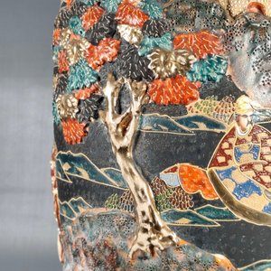 Jarrón Satsuma con Diseños en Relieve y Figuras Orientales - imagen 11