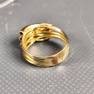 Lote de 4 piezas de joyería: Rosario plateado con detalles a reparar, cadena de plata, pulsera dorada y anillo dorado. - imagen 8