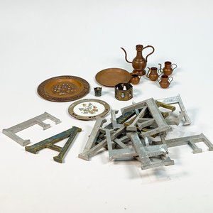 Lote de Letras Metálicas, Juego de Miniaturas de Cobre y Platos Decorativos - imagen 1
