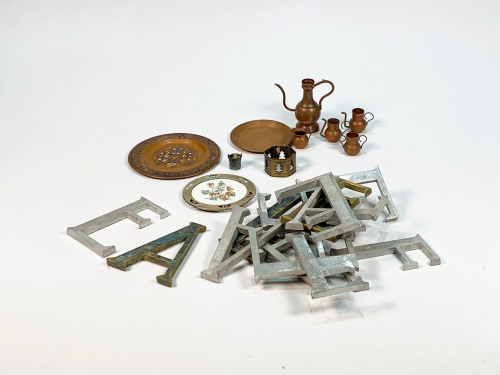 Lote de Letras Metálicas, Juego de Miniaturas de Cobre y Platos Decorativos