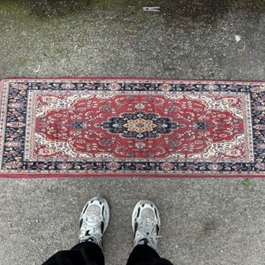 Lote siguiente: Alfombra Oriental Chica Roja y Negra