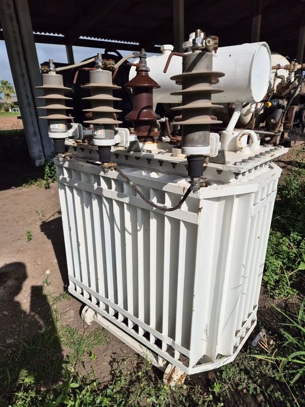 Lote siguiente: Transformador eléctrico blanco de 1,40 metros de altura, 0,90 metros de ancho y 0,55 metros de espesor