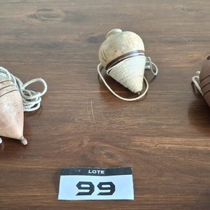 Lote de Cotillón: Máscaras de Terror, Guitarra Inflable, Trompos de Madera y Más - imagen 6