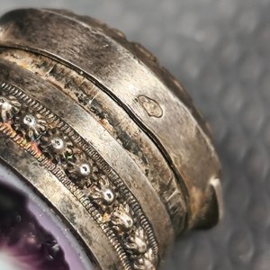 Antiguo Perfumero Francés de Viaje en Cristal Opalino con Detalles Violeta y Tapa de Plata Sellada - imagen 5