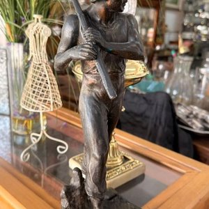 Estatuilla de Metal Patinado: Hombre Trabajador con Herramienta - imagen 2