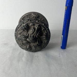 Manijón de Bronce Macizo con Detalles Ornamentales - imagen 3