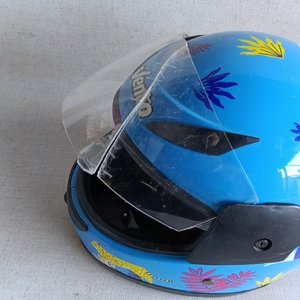 Casco Infantil Vento Azul con Diseño de Animales y Hojas - imagen 4
