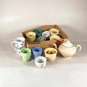 Lote de Tazas y Platos de Cerámica de Colores Variados - imagen 1