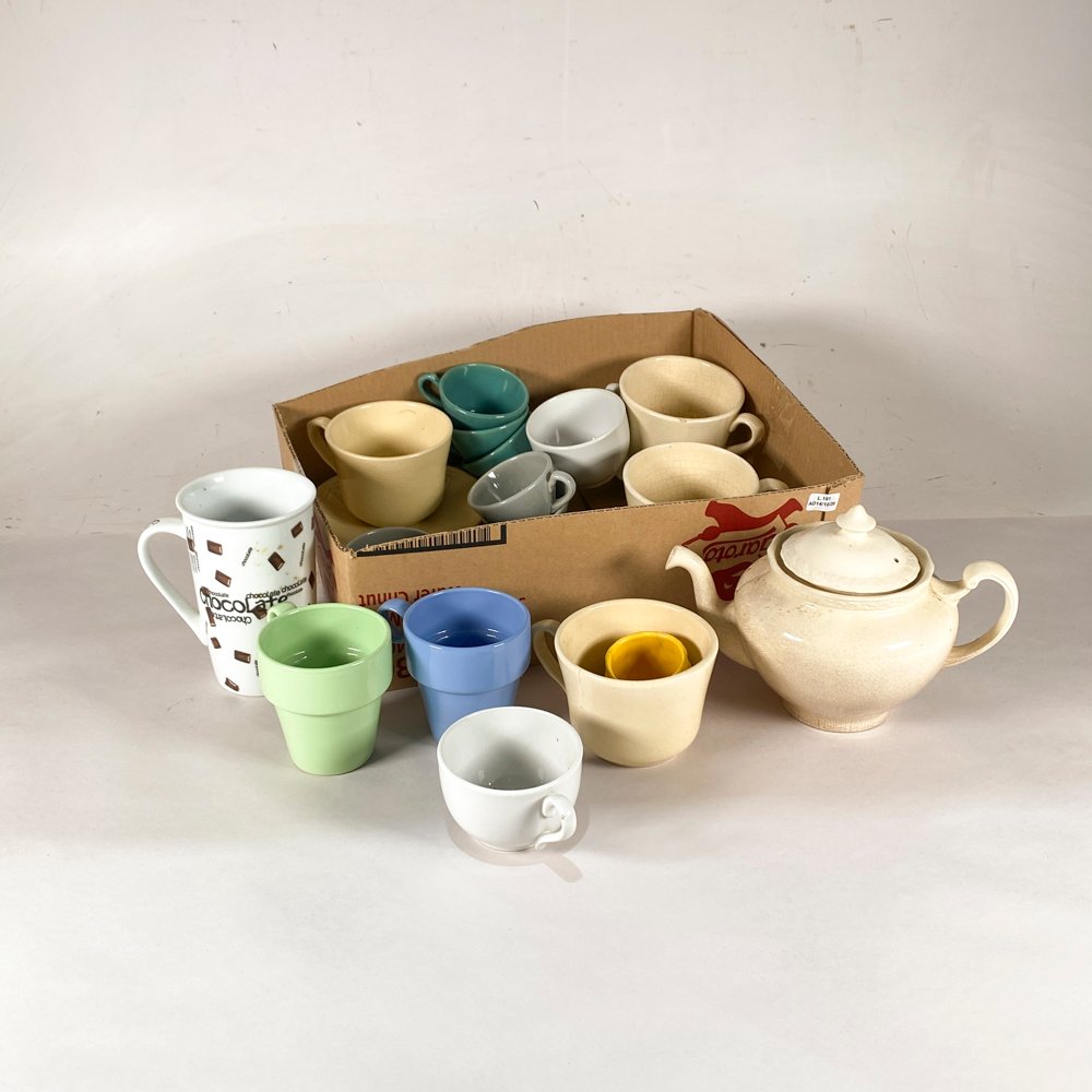 Lote de Tazas y Platos de Cerámica de Colores Variados