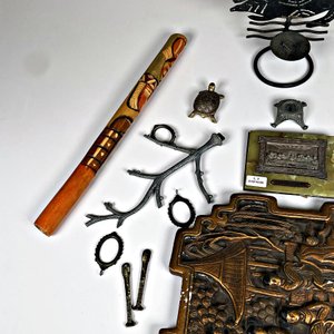 Lote de 16 piezas: Placas de yeso y metal, flauta, tortuga y porta retrato - imagen 4