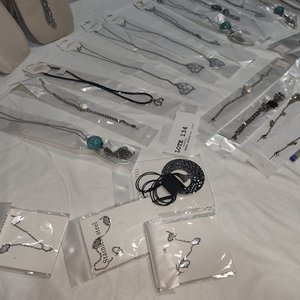 Lote de 50 Piezas de Joyería Nueva en Acero Quirúrgico: Collares, Pulseras y Más - imagen 3