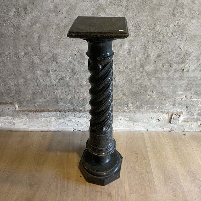Lote anterior: Pedestal de mármol desmontable en tres partes - Medidas: 109cm