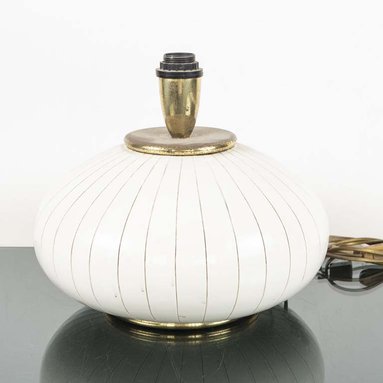 Lote anterior: Lámpara de mesa de loza y metal con detalles en metal - Medidas: 37x30cm