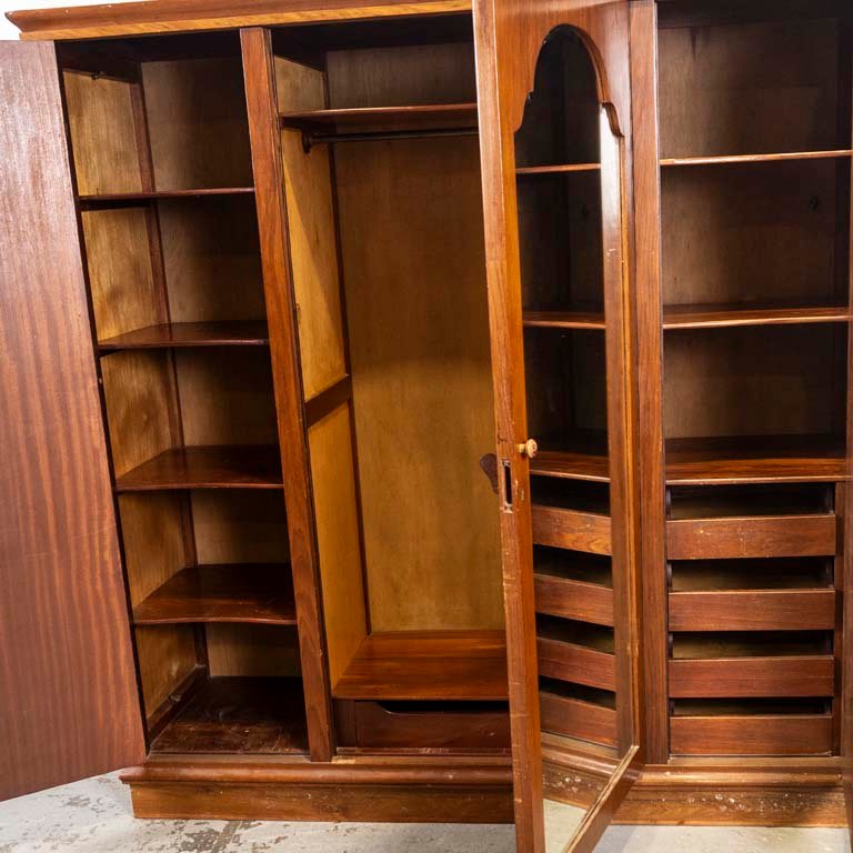 Ropero de tres puertas con espejo biselado y detalles de madera - imagen 2