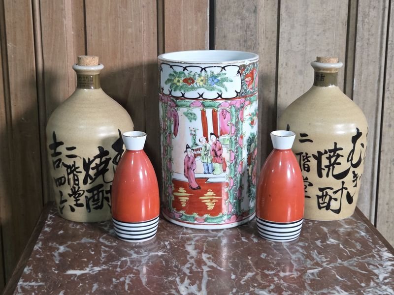 Lote de 5 piezas de cerámica oriental: 2 botellas grandes, 2 botellas pequeñas y 1 cilindro decorativo