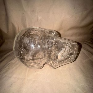 Porrón de Vidrio Transparente con Tapa de Cristal Diseño Calavera - imagen 4