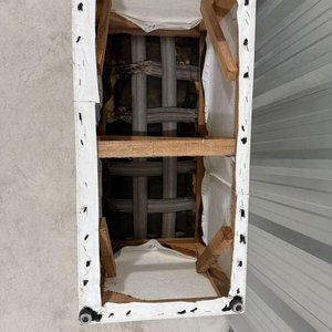 Lote de 4 poofs o banquetas blancas con estructura de madera - imagen 8
