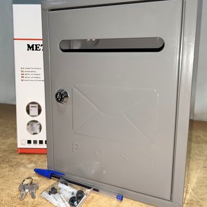 Buzonera Metálica Nueva con Llave y Accesorios - imagen 1