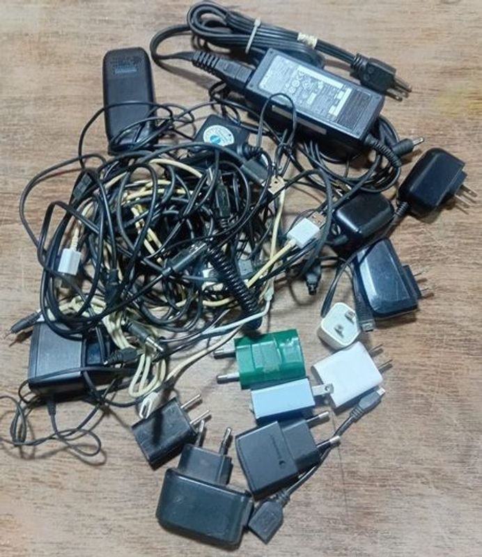 Lote siguiente: Gran lote de cargadores y cables para teléfonos celulares