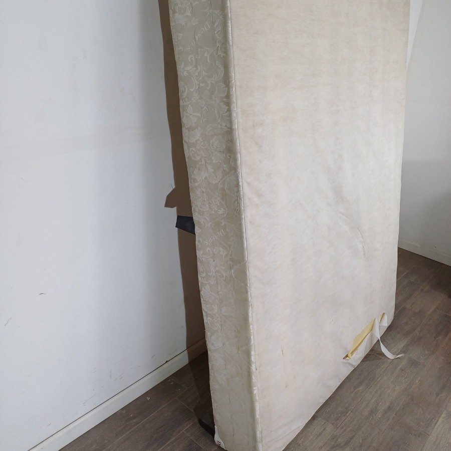 Caja para sommier con rotura en el forro y 7 patas - imagen 5