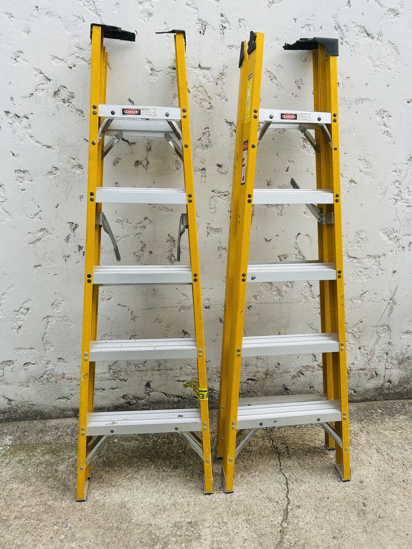 Lote #046 – Dos escaleras plegables en aluminio con detalles – una no abre