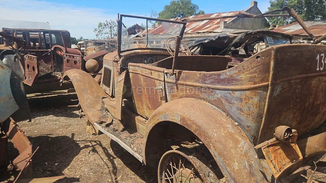Automóvil Antiguo Clásico Rústico para Restaurar