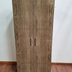 Mueble de Madera con Puertas Dobles y Estantes - imagen 1