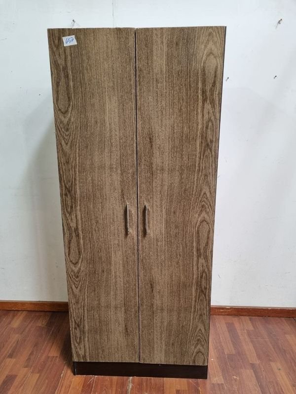 Mueble de Madera con Puertas Dobles y Estantes