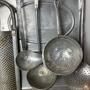 Ganchera Antigua de Aluminio con Accesorios de Cocina - imagen 4