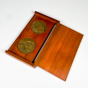 Dos Medallas de Bronce Grandes con Estuche de Madera - imagen 2