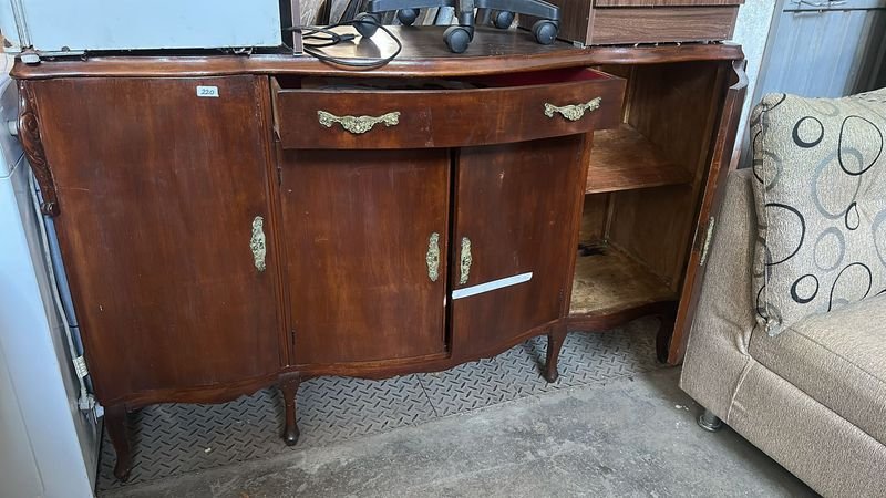Lote anterior: Bargueño de madera con 4 puertas y un cajón