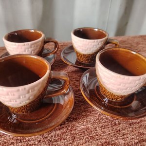Juego de 4 pocillos de cerámica con relieve y platos - imagen 2