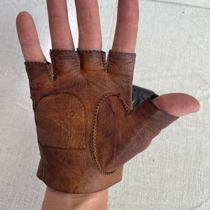 Guante de Cuero Vintage y Patente de Circulación Antigua - imagen 4