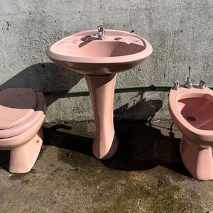 Lote anterior: Juego de Artefactos para Baño en Loza Rosa: Pileta, Inodoro y Bidet